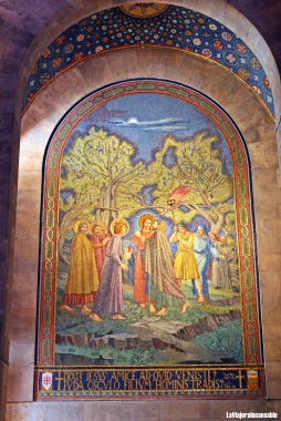 Mosaico que escenifica el beso de Judas a Jesús en el ábside lateral izquierdo | La enseña de Irlanda, que sufragó los gastos de la obra, figura en la parte inferior derecha